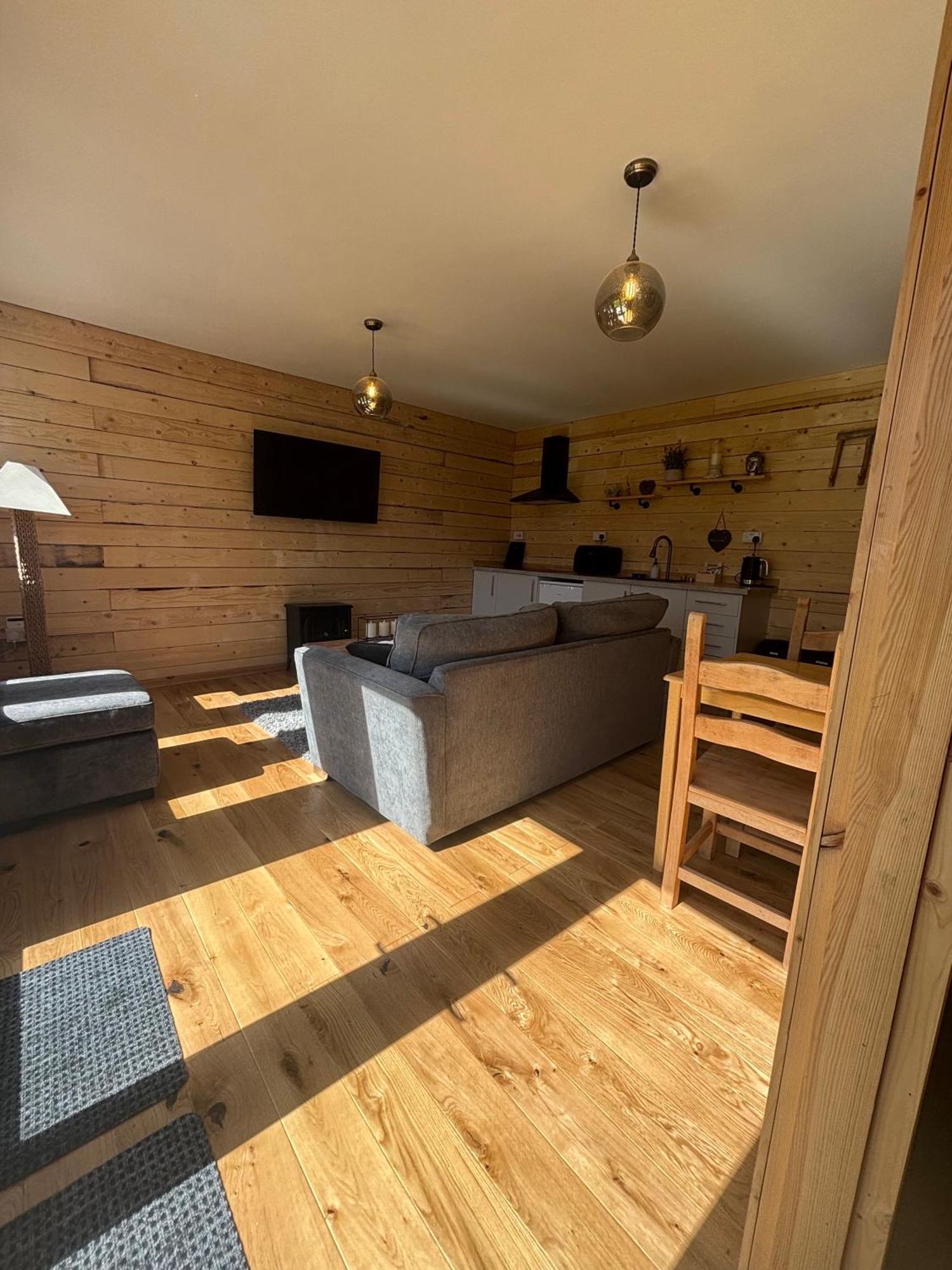 Edgmond - 1 & 2 Bed Luxury Log With Private Hot Tubs Derbyshire *