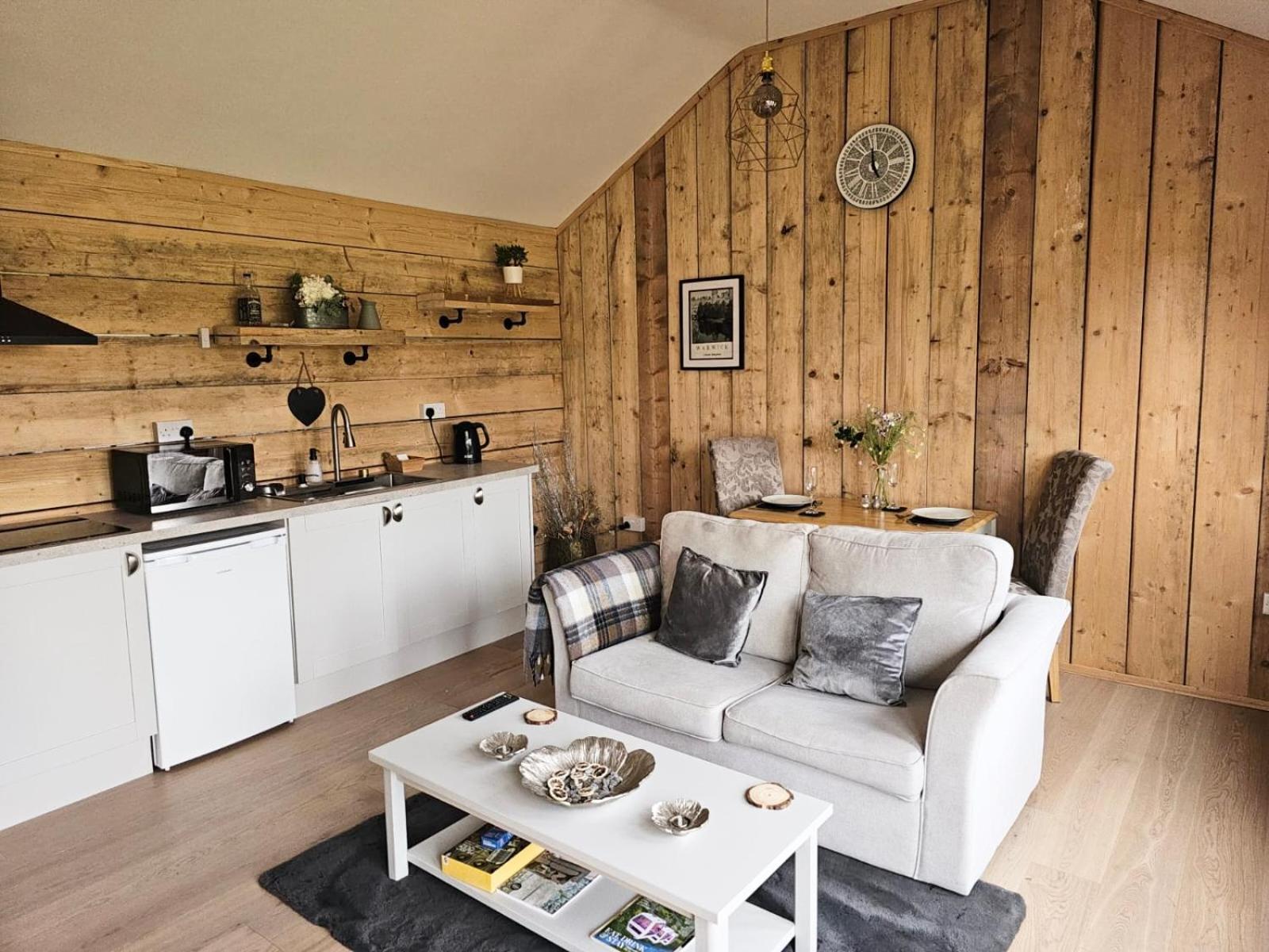 Edgmond - 1 & 2 Bed Luxury Log With Private Hot Tubs Derbyshire Hilton (Derbyshire)