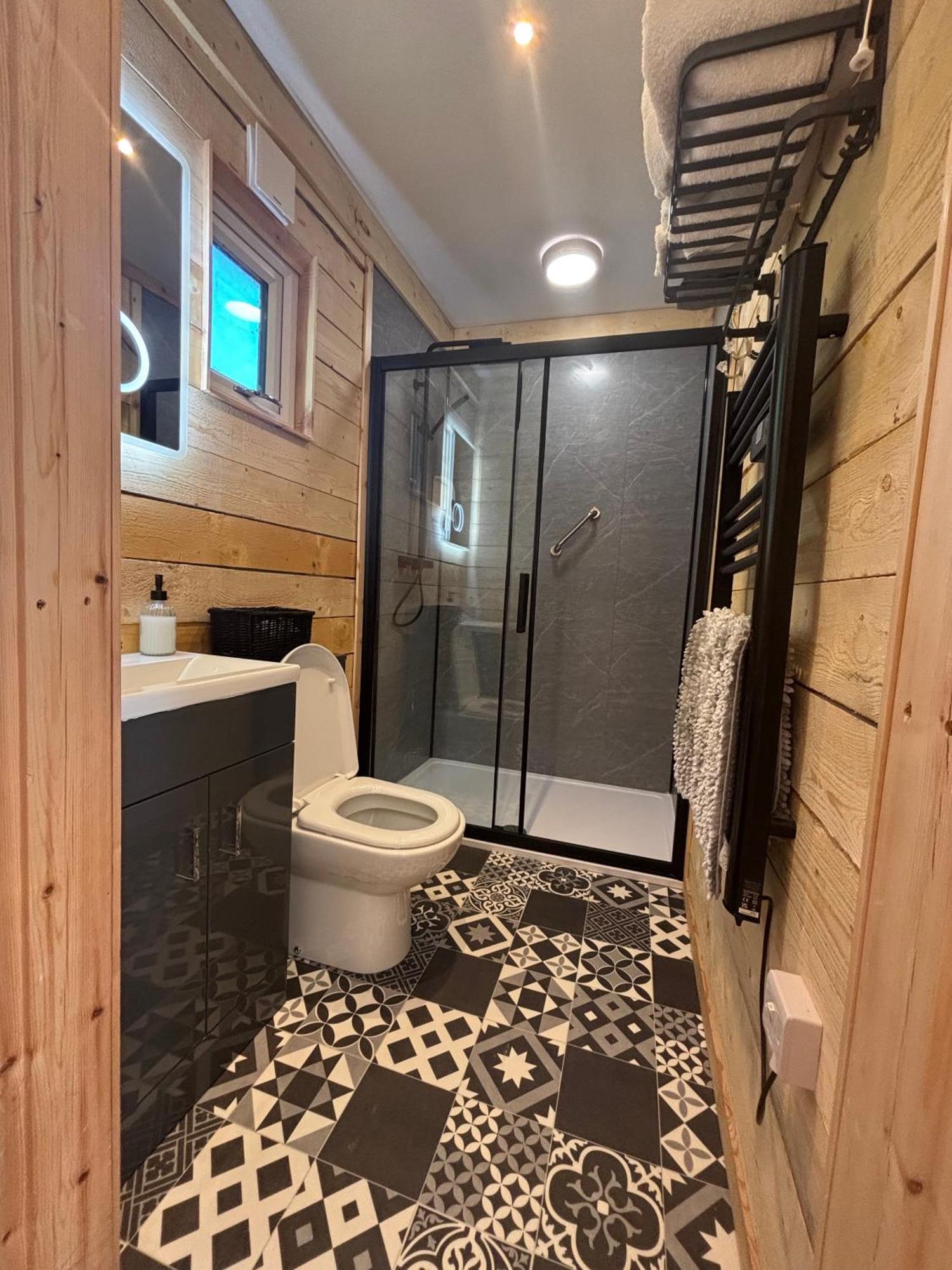 Edgmond - 1 & 2 Bed Luxury Log With Private Hot Tubs Derbyshire Alojamento de Turismo Selvagem Hilton (Derbyshire)
