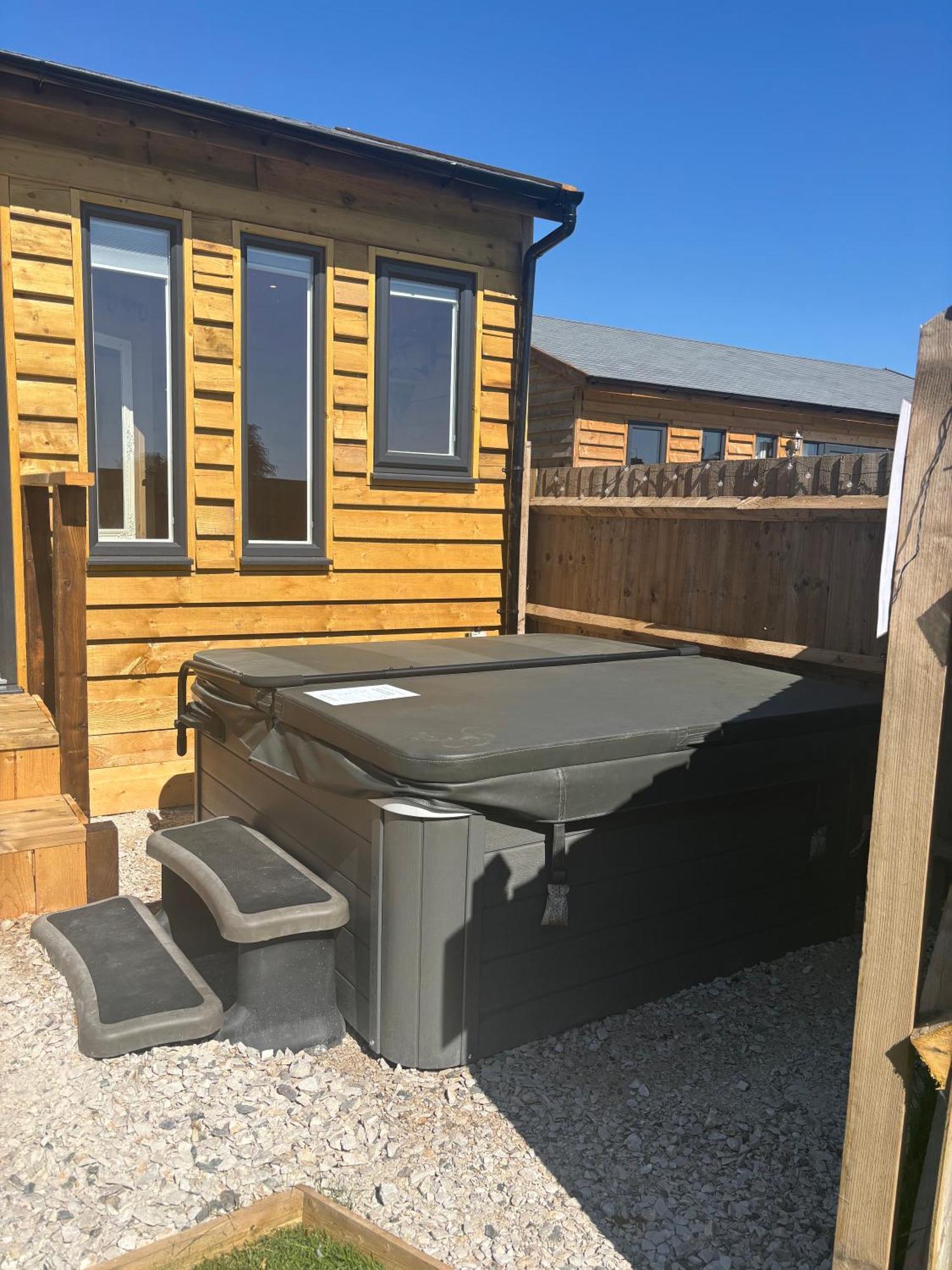 Edgmond - 1 & 2 Bed Luxury Log With Private Hot Tubs Derbyshire *