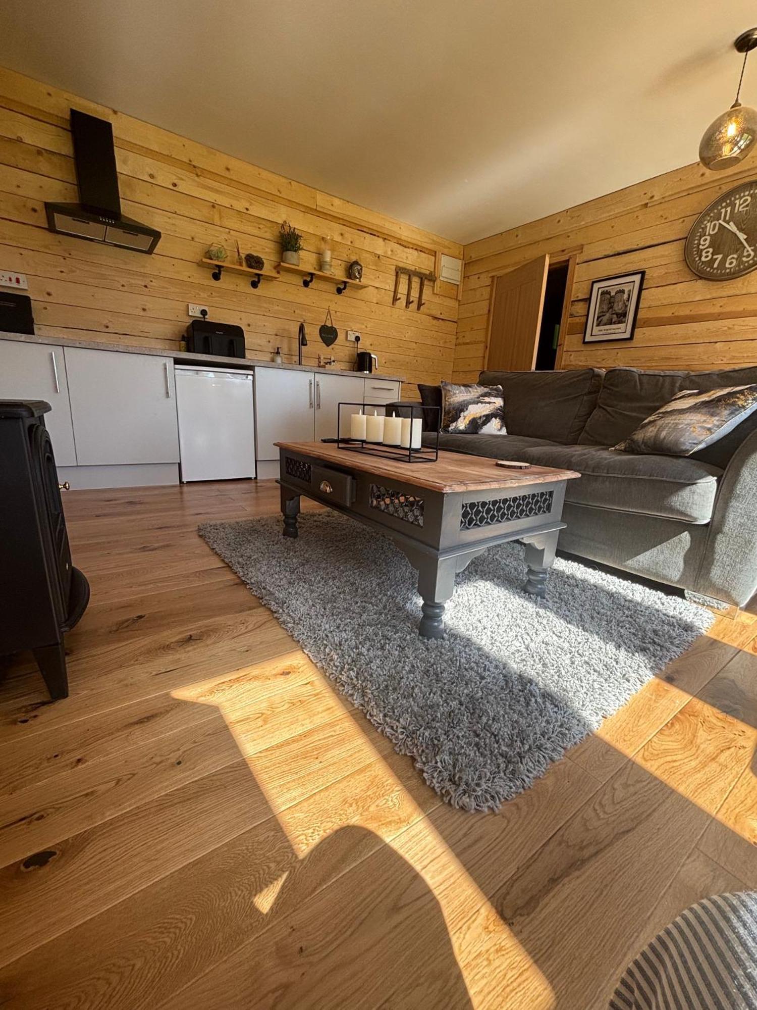 Edgmond - 1 & 2 Bed Luxury Log With Private Hot Tubs Derbyshire Hilton (Derbyshire)